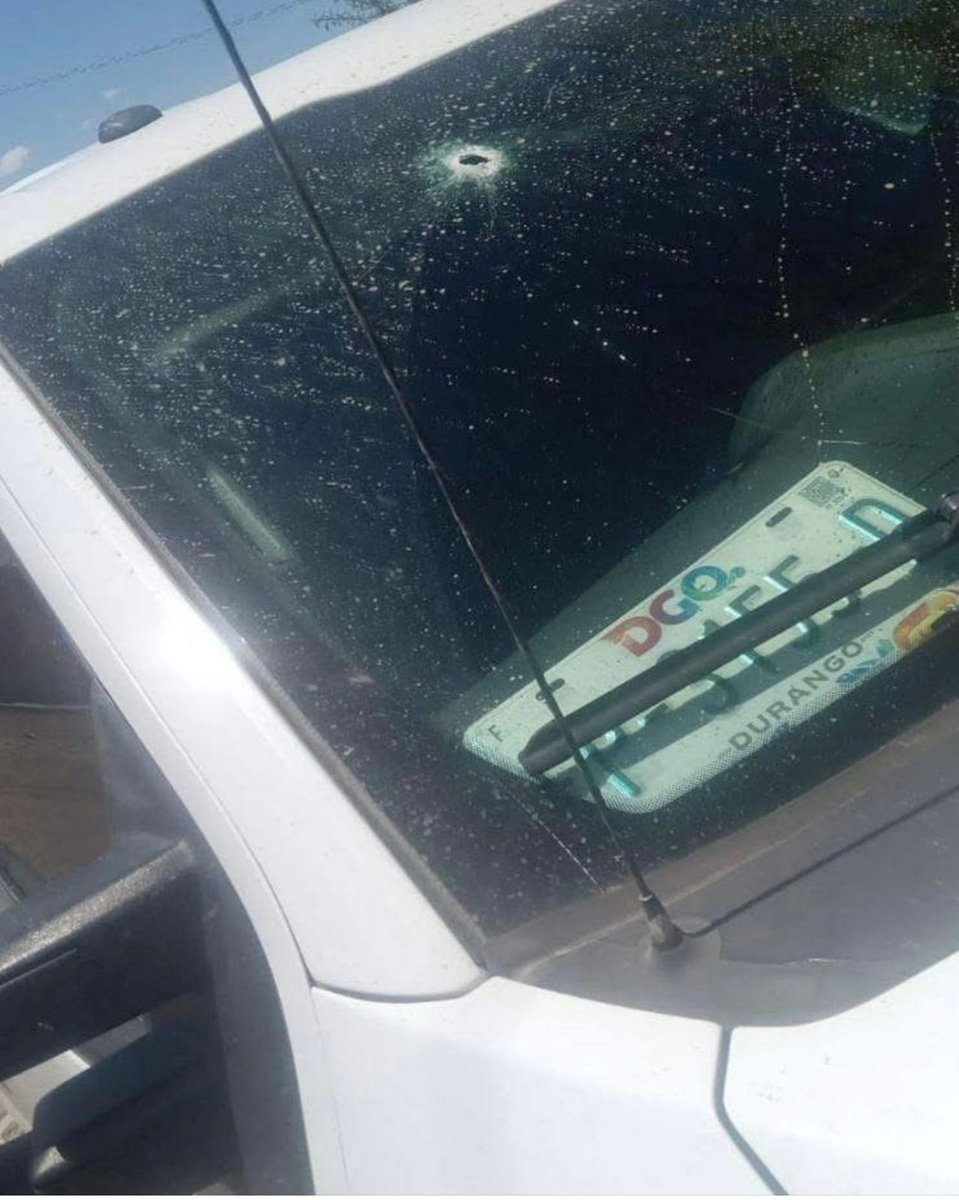 #AHORA
Reportan que en #Canatlan balean camioneta del equipo de la candidata <a href="/Angela_RojasR/">Ángela Rojas</a>