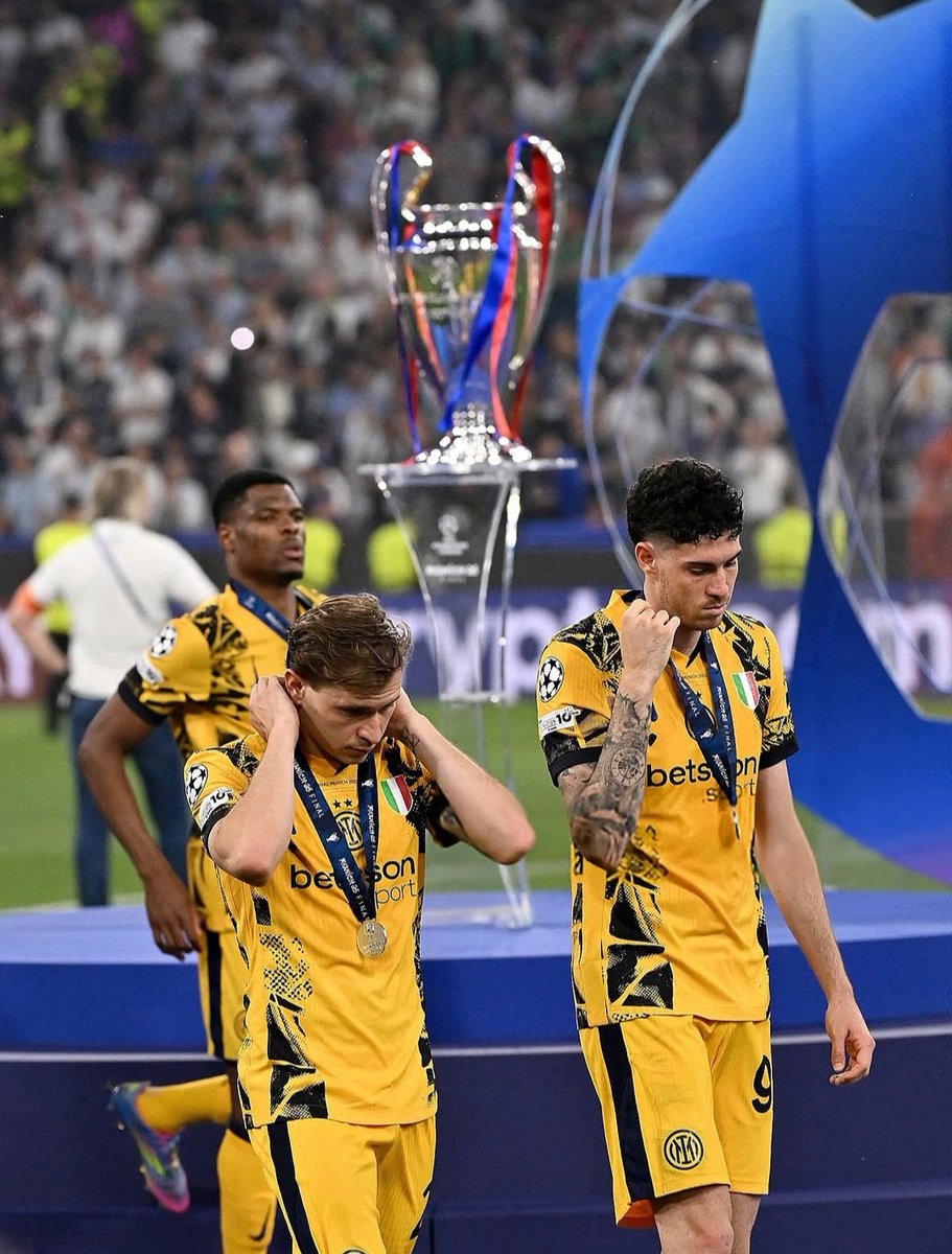 Pasaron 24 horas y todavía me sigo preguntando; ¿Que les pasó?

Te pueden ganar porque son mejores, pero ni una reacción de enojo o vergüenza deportiva?

Traicionaron a los hinchas y se traicionaron ellos mismos. Me pregunto donde quedó el equipo que eliminó al Bayern y Barcelona