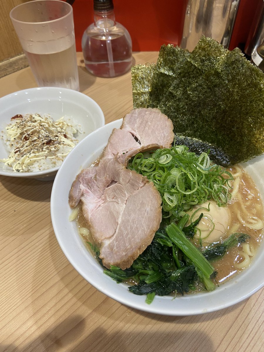 夜遊びde錦糸町🍻
腹減って、ナニタベル？ん〜家系って事で久々の室へ。姐さんは存じてますが、威勢の良いお兄ちゃんが気持ち良く接客してくれた。
#ごちそうさん
#らーめん室