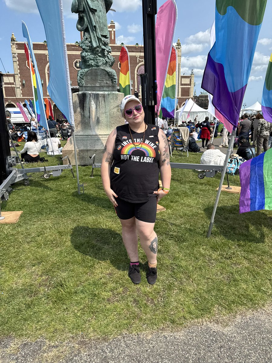 TeddieConfetti's tweet photo. Hi, gay! Happy Pride Month. We are sashaying away with deals. 💃🏻🏳️‍⚧️🏳️‍🌈 #Bicon #BisexualPride #PansexualPride https://t.co/hFJMsV933j