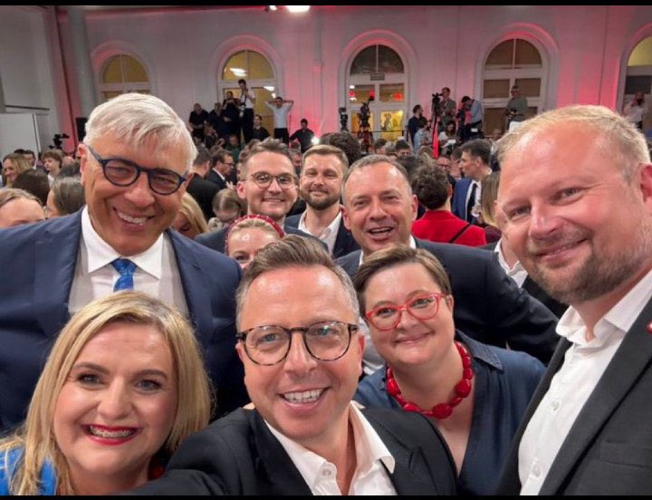 Adam Zawadzki (@adam_zawadzki) on Twitter photo Gratulacje dla <a href="/trzaskowski_/">Rafał Trzaskowski</a> wiceprzewodniczący <a href="/Platforma_org/">PlatformaObywatelska</a> Nagrodę w postaci żyrandolu prześlemy pocztą #UsmiechnietaPolska #salon #elita Kto wieczorem ogłasza się królem 🫅 ten rano będzie giermkiem #Wybory2025 #WygraCałaPolska ;) Gratulacje dla <a href="/trzaskowski_/">Rafał Trzaskowski</a> wiceprzewodniczący <a href="/Platforma_org/">PlatformaObywatelska</a> Nagrodę w postaci żyrandolu prześlemy pocztą #UsmiechnietaPolska #salon #elita Kto wieczorem ogłasza się królem 🫅 ten rano będzie giermkiem #Wybory2025 #WygraCałaPolska ;)