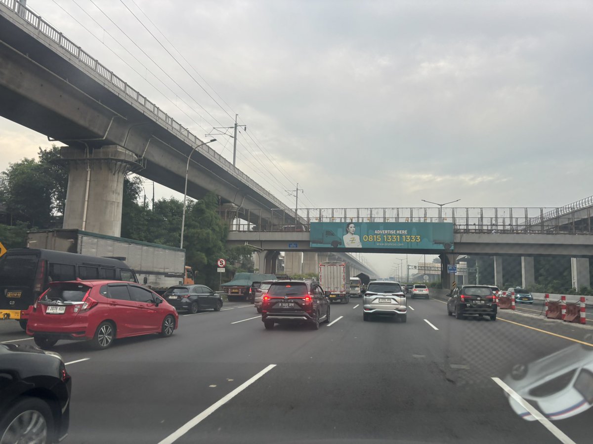 Tol bekasi menuju halim padat merayap mulai KM 7,800 <a href="/TMCPoldaMetro/">TMC Polda Metro Jaya</a>