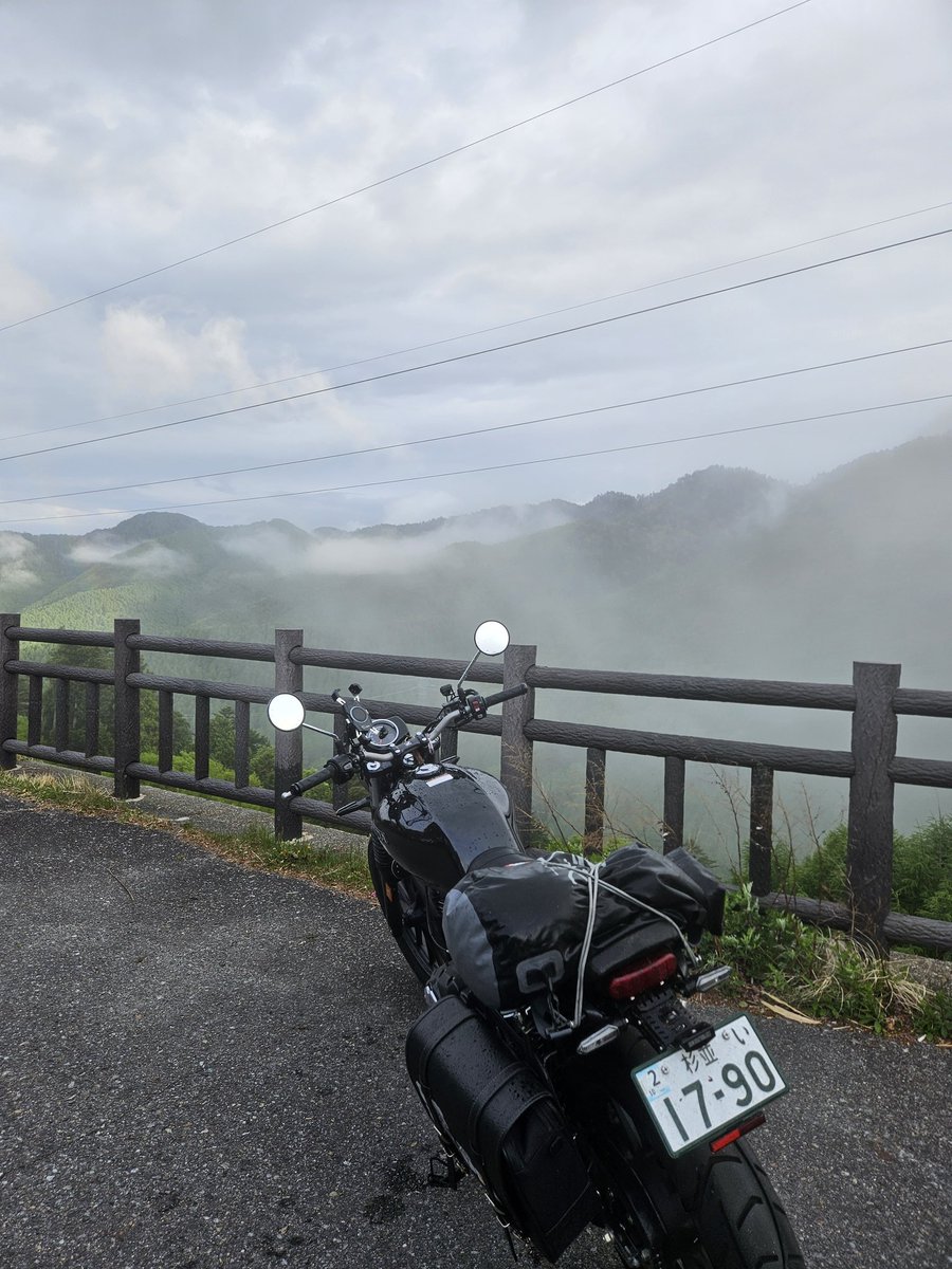 ssatomotor's tweet photo. アフターSSTR➀
金沢→白川郷→高山→安曇野ルート。
白川郷まではなんとか小雨だったけど、野麦峠で土砂降りに😨途中気温計が6℃を指してて、過去一過酷な峠道ﾀﾞｯﾀ😩長野に入ると霧が晴れ太陽が顔を出し幻想的な景色に。こーゆーご褒美がからあるからライダーやめられないよね🏍
#GB350S #野麦峠 https://t.co/HHD752VdUn