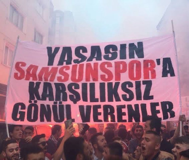 CnrSgr's tweet photo. Bugün tarif edilmesi çok zor duygular yaşadık. Ligin başında kümeye düşmeme hedefiyle başlayan takım, harikalar yaratarak Avrupa biletini kesti. Çocukluğumuzu yaşadığımız sokaklarda Avrupa nidaları duymak ayrı bir gururdu. Maç bittiğinden beri eve giresim gelmedi. Çiftlik’i, 56’ları, Yenidoğan’ı, İlyasköy’ü, Unkapanı’nı, Cedit’i ve Atakum’u turladım durdum. Şehrin kokusunu içime çektim.

Babasının elinden tutmuş, bayrak sallayan çocuklara aşık oldum. Yüzündeki tarifsiz tebessümle kornaya asılan abileri; amcaları gördüm, mutluluklarını hissettim. Camlardan bayrak sallayan ablaları gördüm, heyecanlarını hissettim. Ağladığımız, isyan ettiğimiz, destek aradığımız sokakların mutluluğa boğulduğuna tanık oldum.

Şimdi hayatımızda yeni bir sayfa açıyoruz. Armamızı Avrupa’ya taşıdığımız kadar şehrimizin her sokağına, her binasına, her kalbine taşımalıyız. Artık dün olduğundan daha çok işimiz var. El üstüne el koyma vakti.

En çok biz üzüldük, en çok biz sevineceğiz.

Dün, bugün, yarın Samsunspor!