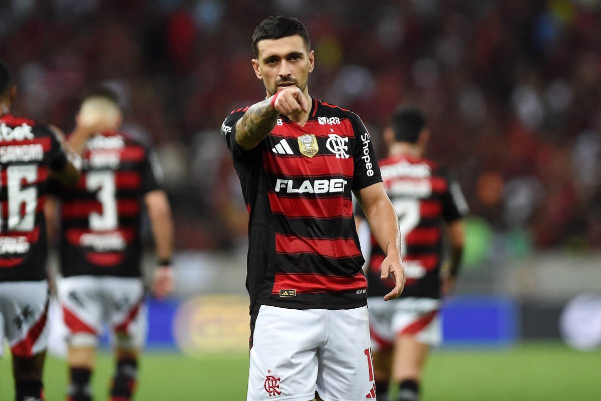 Goleada e liderança ✅

Com a vitória elástico no Maracanã por 5 a 0 e a derrota parcial do Palmeiras para o Cruzeiro, o Flamengo sobe para a ponta da tabela.

O Flamengo tem o melhor ataque (24 gols) e a melhor defesa (4 gols sofridos).

Que campanha!

📷: André Durão