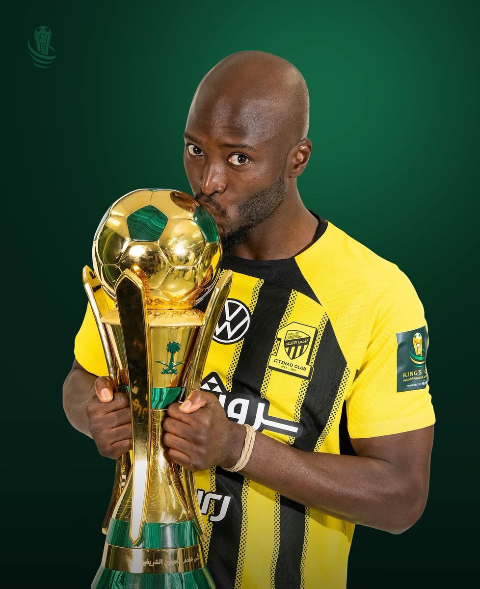 انا حزين ان الرجل ذا ما اخذ الانصااف والتطبيل اللي 
يستحقه ، افضل مدافع بالدوري بجدارة و استحقااق
شخصيه قياده تأثير هدوء كل ما تتمناه في مدافعك
يملكه هذا الرجل ،بس للاسف لو عنده قصصة شعر
ولا غمازات ولا فانزات عشان ينصفونه حق الانصاف 

شئتوا ام ابيتوا افضل مدافع في اسيا