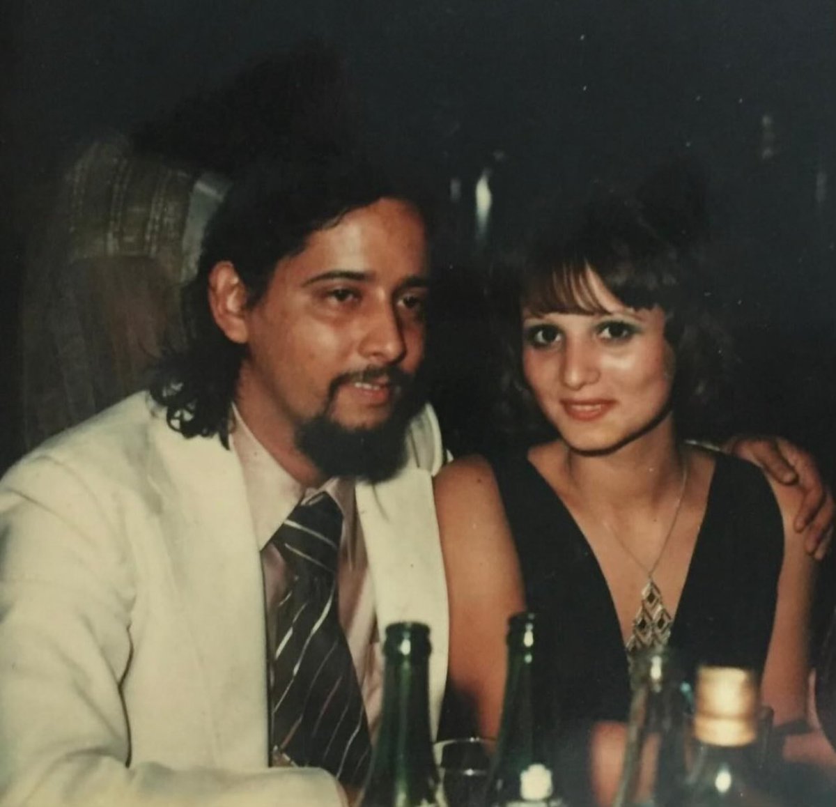 Huchi Lora en sus años de juventud: entre mujeres y cervezas.