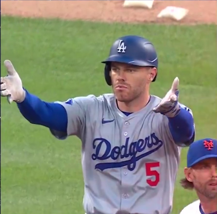 ESPN'S KNOW NOTHING ASS QUESTIONING WHY THERE WAS NO MOUND VISIT AND WILL SMITH JUST TWIDDLING HIS THUMBS