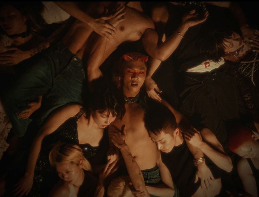 eizo100jp's tweet photo. MATHEUS KATAYAMAによる「Aisho Nakajima - Gangbang feat. Yohji Igarashi (Official Music Video)」。この映像は欲望の曖昧さと美しさを描く試み。影と光が交錯する空間で、性別やアイデンティティの境界が溶け合う。視線の正しさより感覚の正直さを重視し、身体の脆さを浮かび上がらせる。性的存在をセンシュアルな美として肯定し、つながる意味を問いかける。 https://t.co/dFztGAbNhY