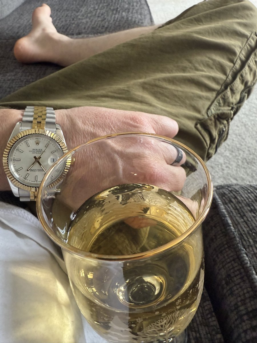 When you match the wine to the watch!!! 🤘🏻🤘🏻🤘🏻great way to relax and unwind on a Sunday