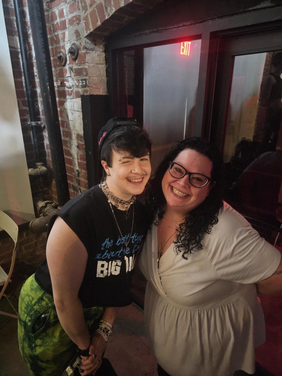 I finally got to meet <a href="/ajjordanphoto/">aj 🧷</a> today 🤩 and I was a whole FLOP 🥴 about taking a selfie bc that's how today was 🫠 thankfully biffle stepped in and saved the day lol ty <a href="/ShawnGribbin/">keshastanning</a> 💗