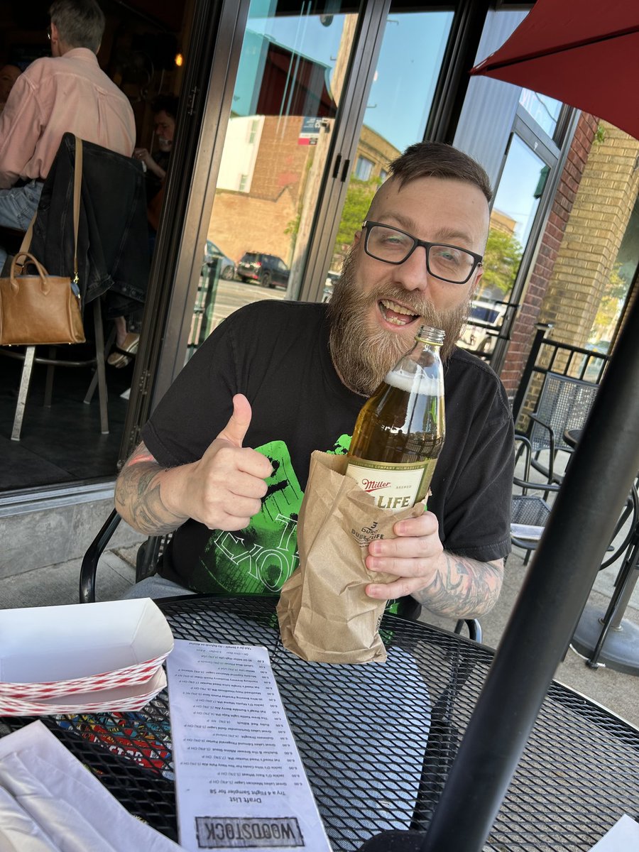 JohnnyTHomicid2's tweet photo. Woodstock bbq. Gotta love a place that gives you your 40 in a brown paper bag lol https://t.co/ic7UhLYwON