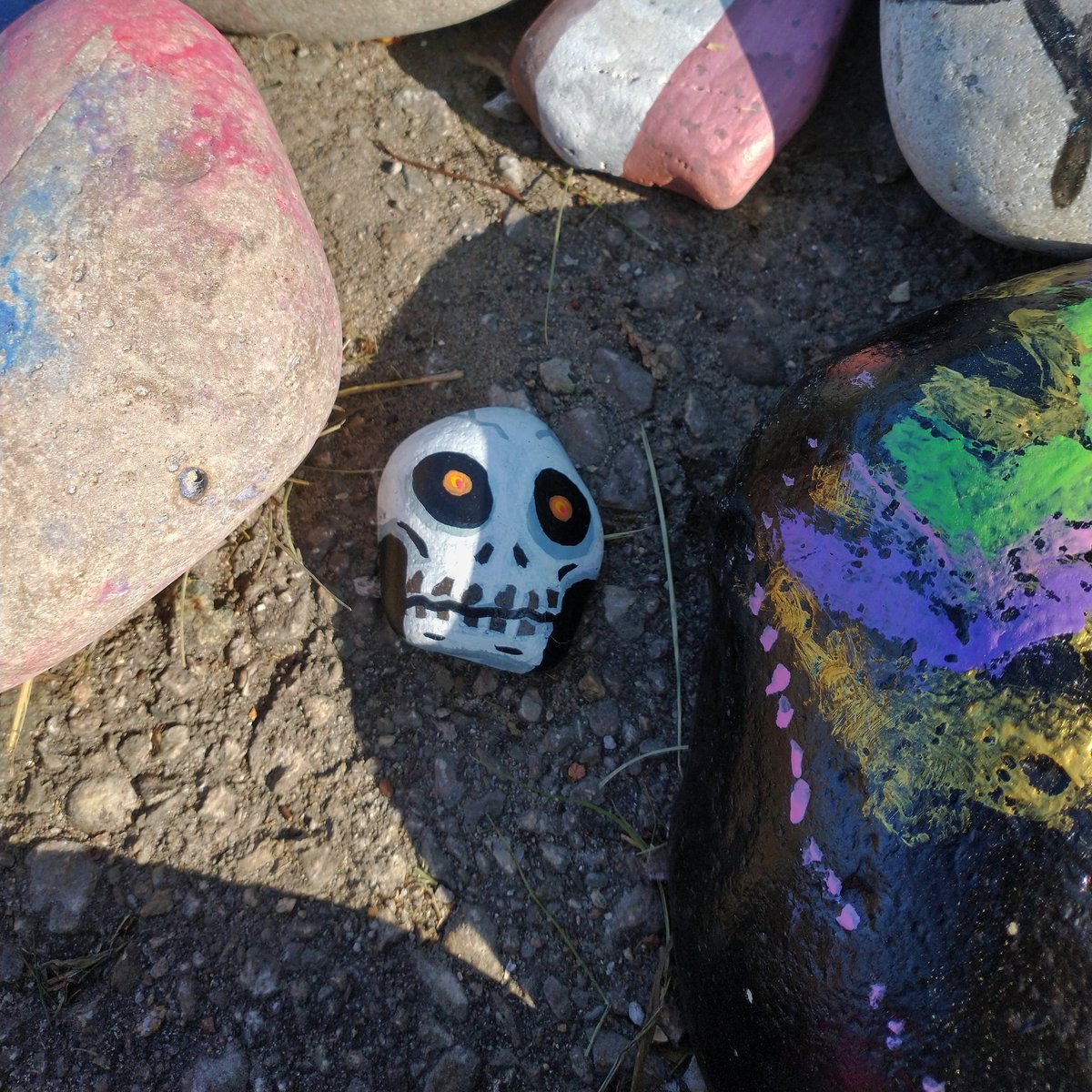 Paintedpebblesz's tweet photo. Something spooky this way crawls!

"Skull" (2025). Acrylic on stone.

Now lurking in the Painted Rock Garden at Harrisville State Park, MI. Snap a selfie and tag us if you find it!

#SkullArt #HarrisvilleStatePark #PaintedRockDrop #FreeArtAdventure https://t.co/RmAkzXwcs4