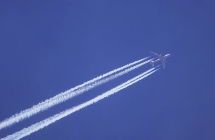 JohnXDuncan's tweet photo. Climate Change and Chemtrails! They tell you Chemtrails are a conspiracy theory based on the fact that a jets engines hot exhaust hits cooler air and freezes but at the same time they tell you that the Polar Ice Caps are melting 🤔 and it's a fact that cold air sinks, so wouldn't there be fewer Contrails if Climate Change was real? With all the ice falling from the jet traffic we should be covered in a sheet of ice by now!