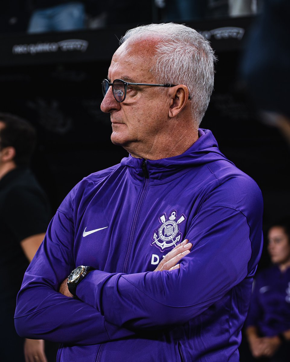Falar baixinho aqui, o Dorival não termina o primeiro turno no comando do Corinthians.