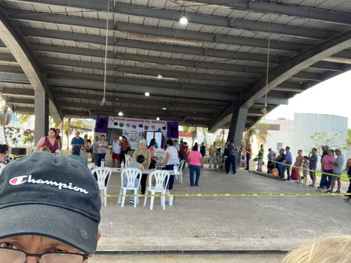 leon_58's tweet photo. @catrina_nortena A esta hr y siguen  llegando ciudadanos conscientes de la importancia de la elección. https://t.co/YQNSkKdvpy