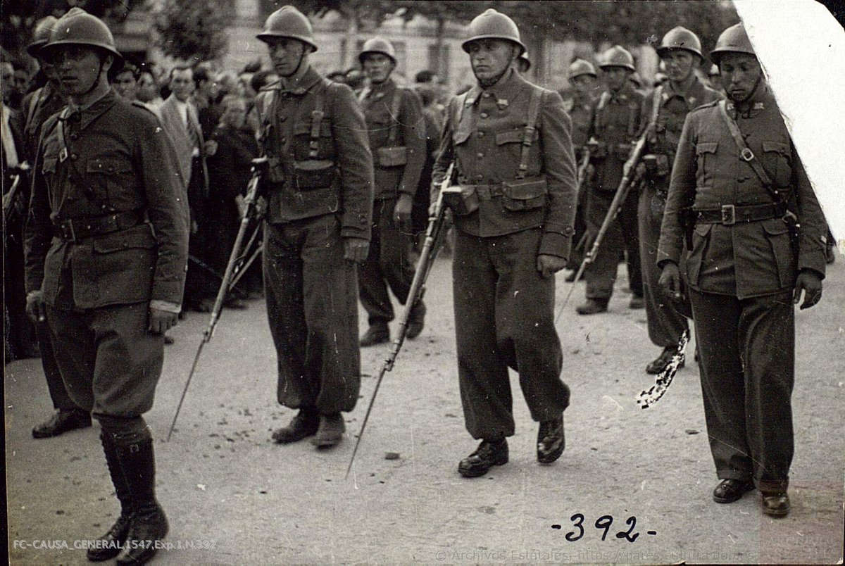 AgitPropArchive's tweet image. Fotografía del desfile de soldados con banderas internacionalistas y comunistas en el entierro del General Lukács. Publicadas en Ahora el 20 de junio de 1937.