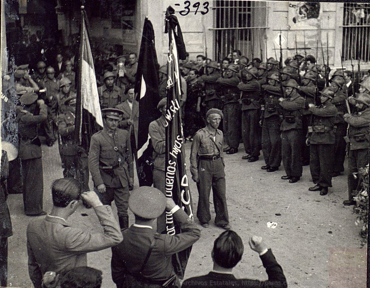 AgitPropArchive's tweet image. Fotografía del desfile de soldados con banderas internacionalistas y comunistas en el entierro del General Lukács. Publicadas en Ahora el 20 de junio de 1937.