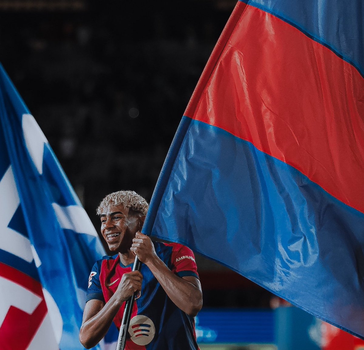 Aparece un central que juega bien y lo comparan con Cubarsí.
Aparece un mediocampista que juega bien y lo comparan con Pedri.
Aparece un delantero que juega bien y lo comparan con Lamine.
Aparece un club que juega bien y lo comparan con Barcelona.

La referencia del deporte