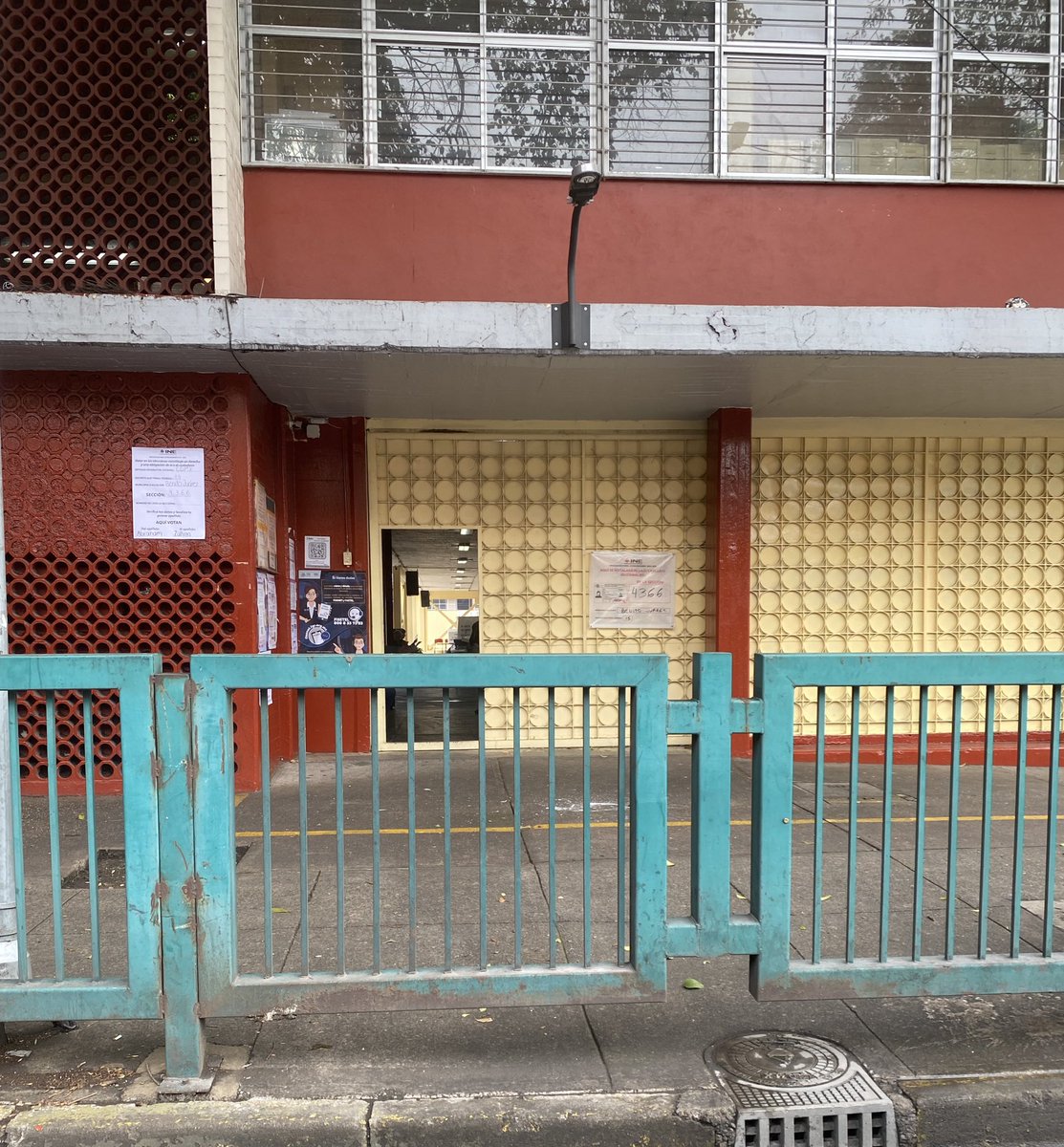 La fila en las carnitas  /////  La fila en las casillas