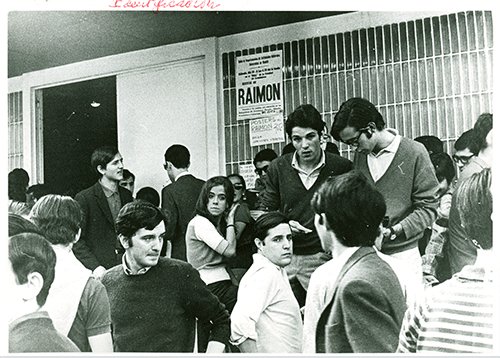 AgitPropArchive's tweet image. Facultad de Ciencias Políticas, Económicas y Empresariales de Madrid durante la celebración del concierto de Raimon, 18 de mayo de 1968.