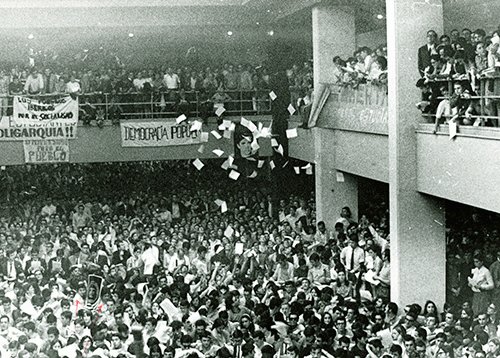 AgitPropArchive's tweet image. Facultad de Ciencias Políticas, Económicas y Empresariales de Madrid durante la celebración del concierto de Raimon, 18 de mayo de 1968.