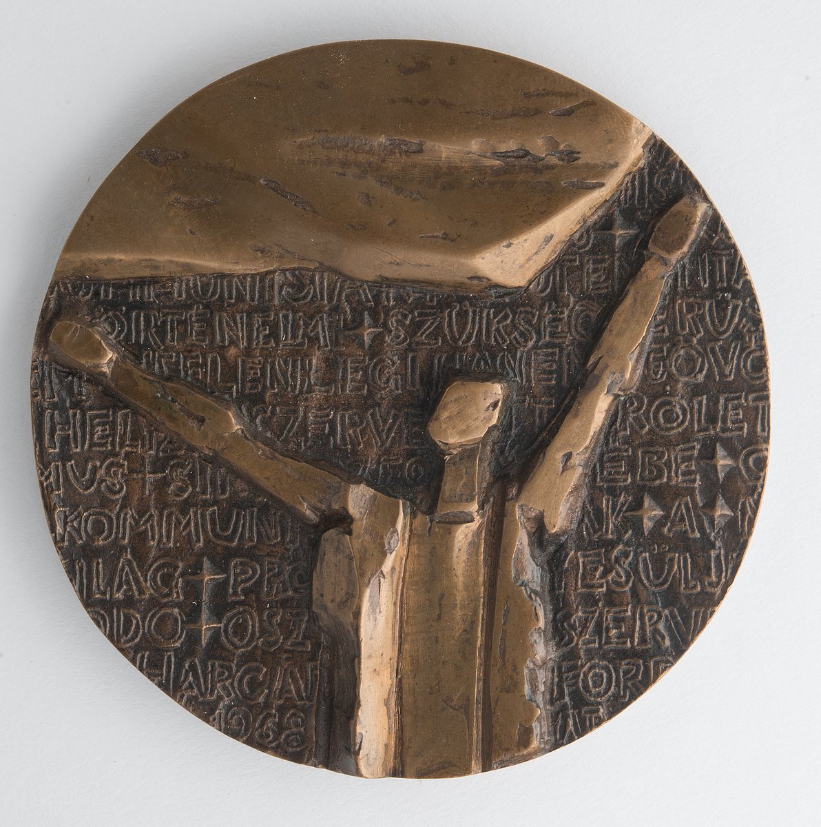 AgitPropArchive's tweet image. Medalla realizada por Tamás Asszonyi representando el Manifiesto Comunista, 1968.
