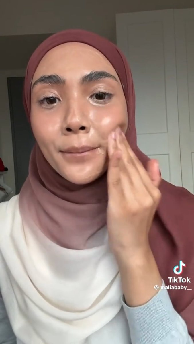 Malia kata ramai yg suggest kat dia utk try cleansing balm brand local ni. I faham kenapa ramai yg suggest sbb cleansing balm ni mmg antara yg paling best compare dgn brand lain.

I punya tiny bump auto gone lepas selalu tonyoh dgn cleansing balm ni 🫵🏻