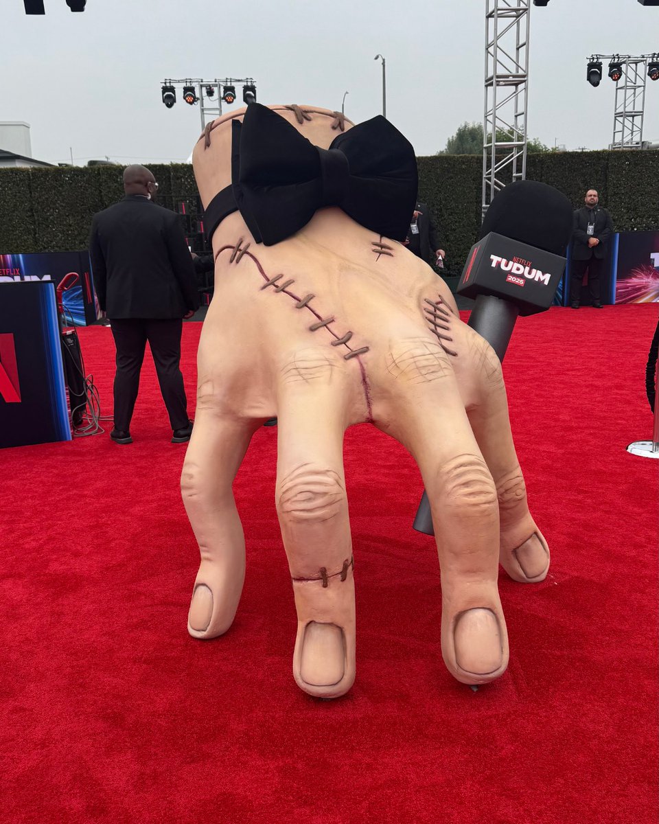 Outstandingmx's tweet photo. 💥✨ ¡La alfombra roja de #TUDUM estuvo de locura! 😮💨
Celebridades, anuncios épicos y puro hype geek 🎬🌎
No te pierdas el evento en vivo, solo por Netflix 🔴
🕕 6 PM CDMX… ¡nos vemos del otro lado de la pantalla! 👀📺
4/4
#OutstandingNews #NetflixTUDUM #TUDUM2025 #GeekAlert https://t.co/6NIT0Ry191