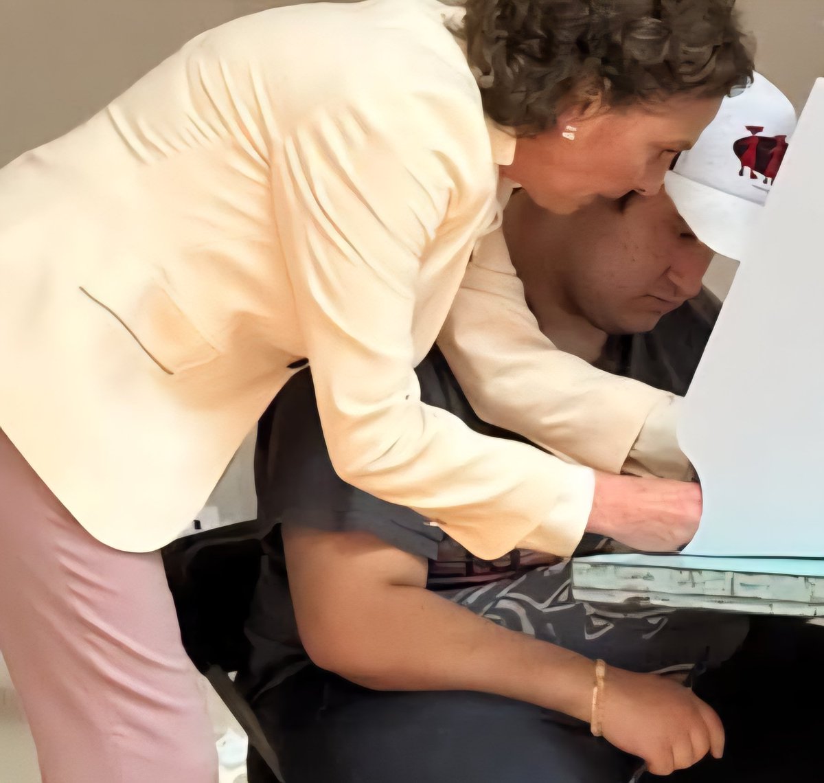 Si tienes dos botellas de whisky y te regalan otras dos botellas de whisky, ¿Cuántas tienes...?

💚🤍❤️