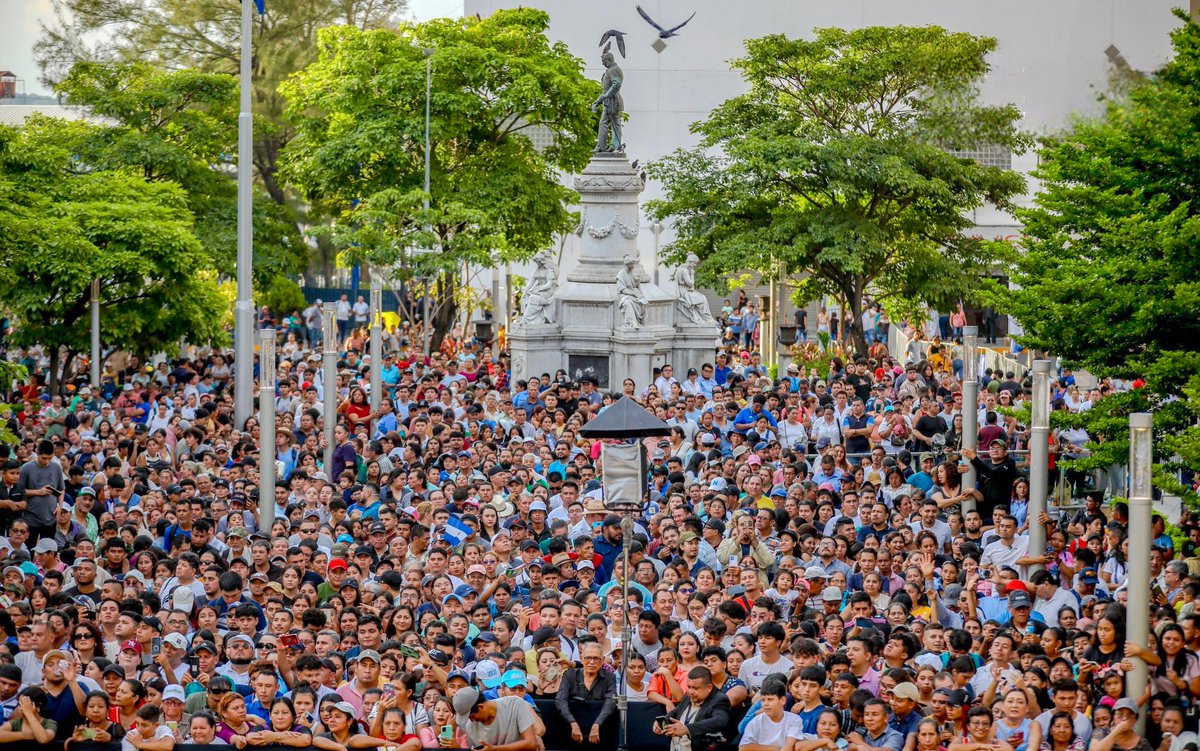 Quieren ver a su Presidente y han llegado a las afueras del Teatro Nacional

En 2 horas llegara Nayib Bukele y dara su discurso a la nación

Este “pequeño” detalle le falta a la oposición:

NO TIENEN PUEBLO 🇸🇻🇸🇻🇸🇻