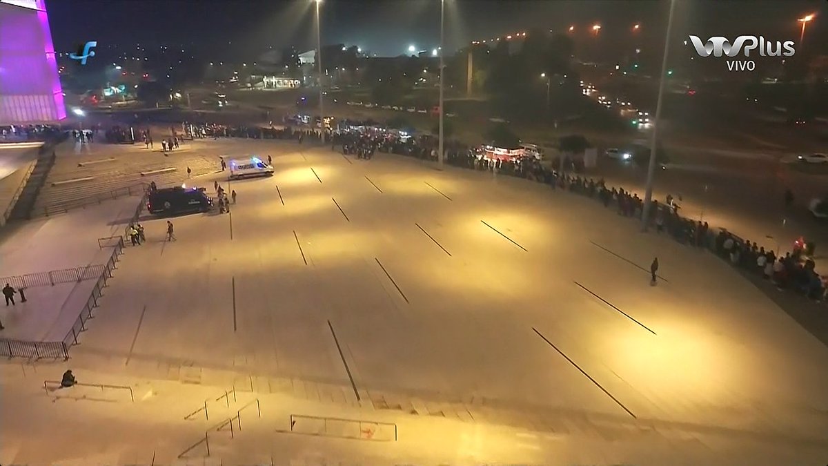 Muchas personas ingresarán al <a href="/antelarena/">Antel Arena</a> con el partido empezado, aún hoy habiéndose abierto las puertas un rato más temprano de lo habitual. Falló una vez más el operativo de ingreso y los controles de la FUBB...