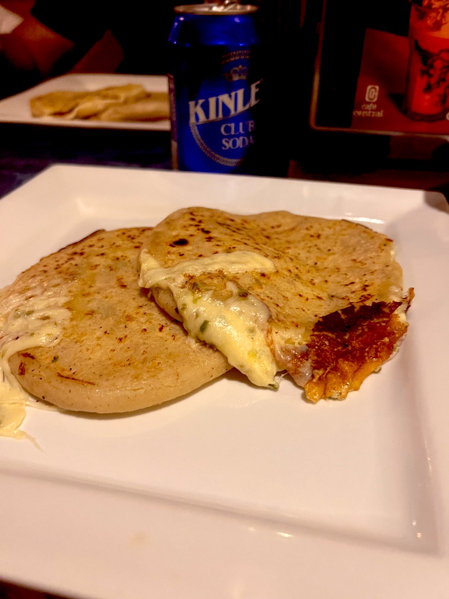 Domingo de pupusas. Que nada lo arruine, solo masa, queso, loroco y paz. 🫰🏽

#ElSalvador 🇸🇻