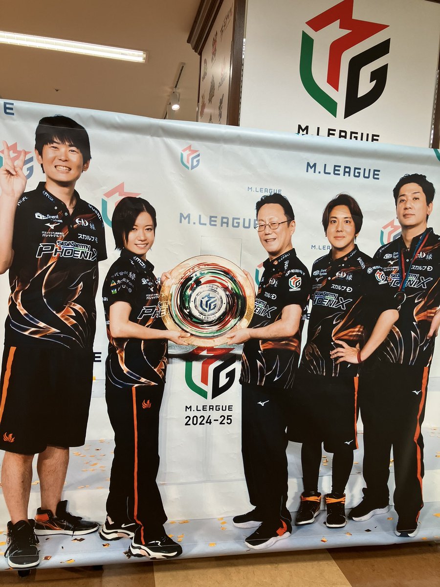 【博多🍜】

本日より優勝記念スクリーン展開中です！（遠近感が...）

撮影スポットとして是非ご利用ください😊

ご来店お待ちしております✨

#セガサミーフェニックス
#Mリーグオフィシャルショップ