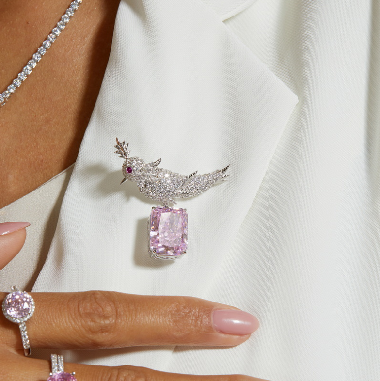 cuizhuo1028559's tweet photo. The ultimate accessory for the fashion-forward woman—this brooch is a showstopper! #TrendsettingStyle 💫👗 https://t.co/66kOChKA0S