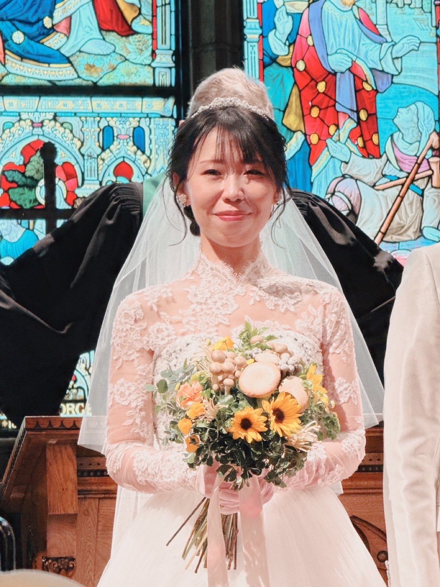 きのこんにちは！
先日、結婚式を挙げたのですが、無理言ってお願いした【きのこブーケ】をめっちゃ可愛く作っていただきました🍄🍄
ブーケをきのこにして欲しいという無茶苦茶なお願いを聞いてくれた、ホテルモントレ大阪の皆さんに本当に感謝です🥲
可愛いきのこブーケで笑顔の私です🍄