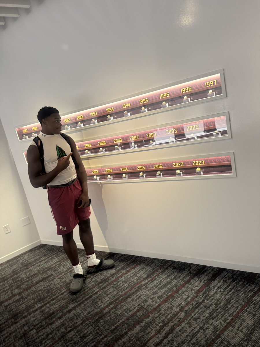 deshawnsimmons_'s tweet image. ALL GLORY TO GOD!!! I am blessed to receive my 10th offer from @FSUFootball 🙏🏽👨🏽‍🍳📈🍢Ⓜ️otion10!!!#OnAMisson😤#ItsLevels Pretty Legit when your Big bro/ Trainer/ Mentor played for FSU also. @deontesheff9 @Coach_Norvell @ErnieSims34 @FSUCoachTW @FSUCoachJP @BigGreenIndian