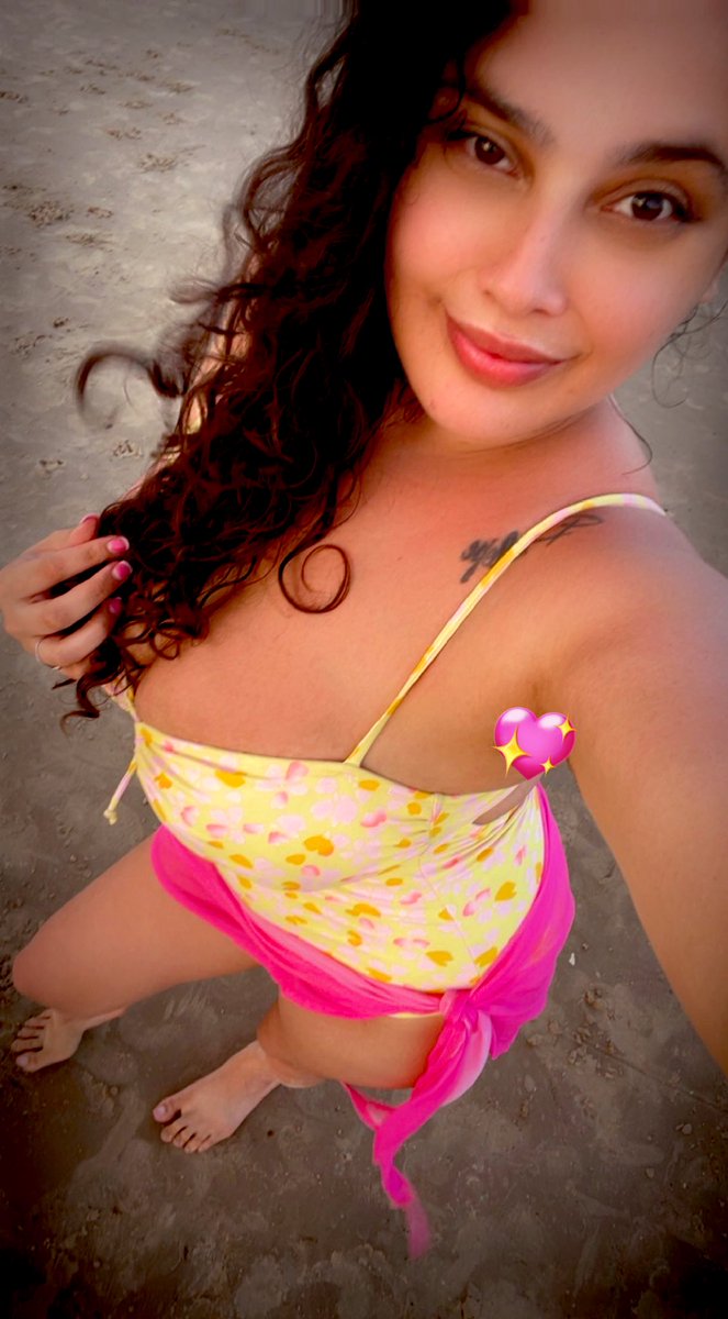 Gl0wbaby14's tweet photo. Yall hoes gotta make up shit to convince yourselves that I’m not THAT BITCH 👙☀️🌊🥰💖💅 https://t.co/0ZBFRbAvxw