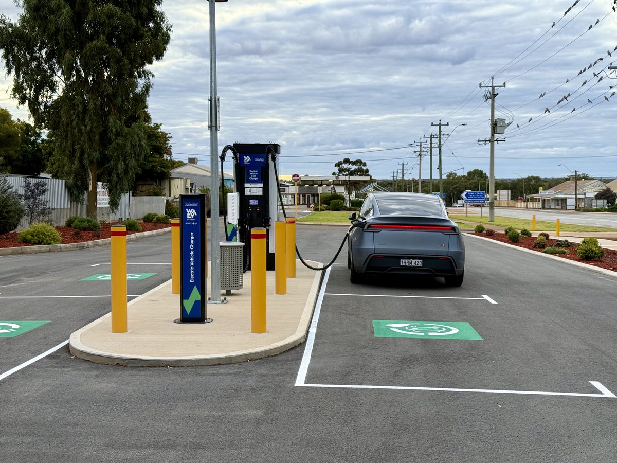 harald_murphy's tweet photo. #AUSYtour #AUSYHotLap
@Tesla @TeslaAUNZ #NewModelY
Day 9
Arrived #SouthernCross #WesternAustralia after traveling 188km from #Coolgardie. Efficiency 159Wh/km. Charging at the @SynergyEnergy #WAEVNetwork 150kW @KempowerOyj #FastDC charger. https://t.co/7hghKlzVlS