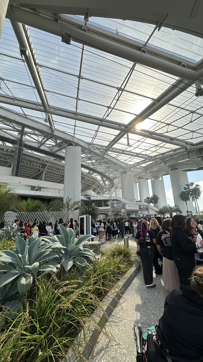 I am legit so impressed with how organized SoFi has been for the stray kids show!! #StrayKids_dominATE