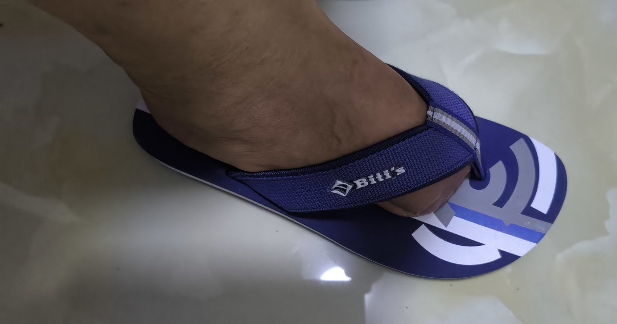 Man with small feet tweet media