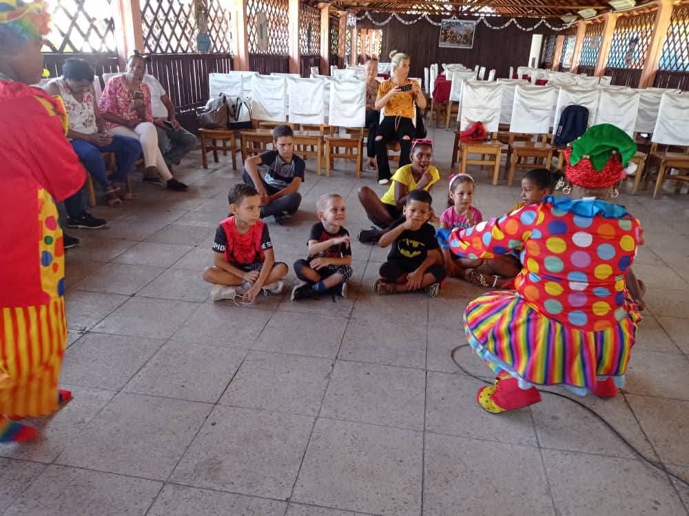 YamileRamosCord's tweet photo. Porque los niños son la esperanza del mundo, en #PinardelRío,  organismos y empresas, organizan  actividades para que la alegria no falte a los niños sin amparo filial cada fin de semana. Hoy la celebración del #DíaDeLaInfancia fue en la Empresa de Productos Lácteos y Confitería. https://t.co/0FToFBfakj