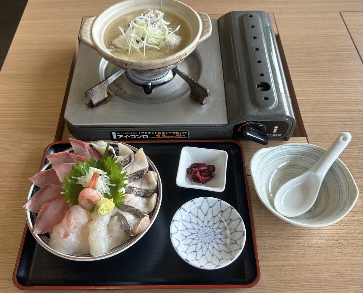 gumi6's tweet photo. 氷見漁港魚市場食堂にて遅めの朝食。海鮮丼に土鍋の漁師汁がついてきて得感あり。 https://t.co/PWylNrNjor