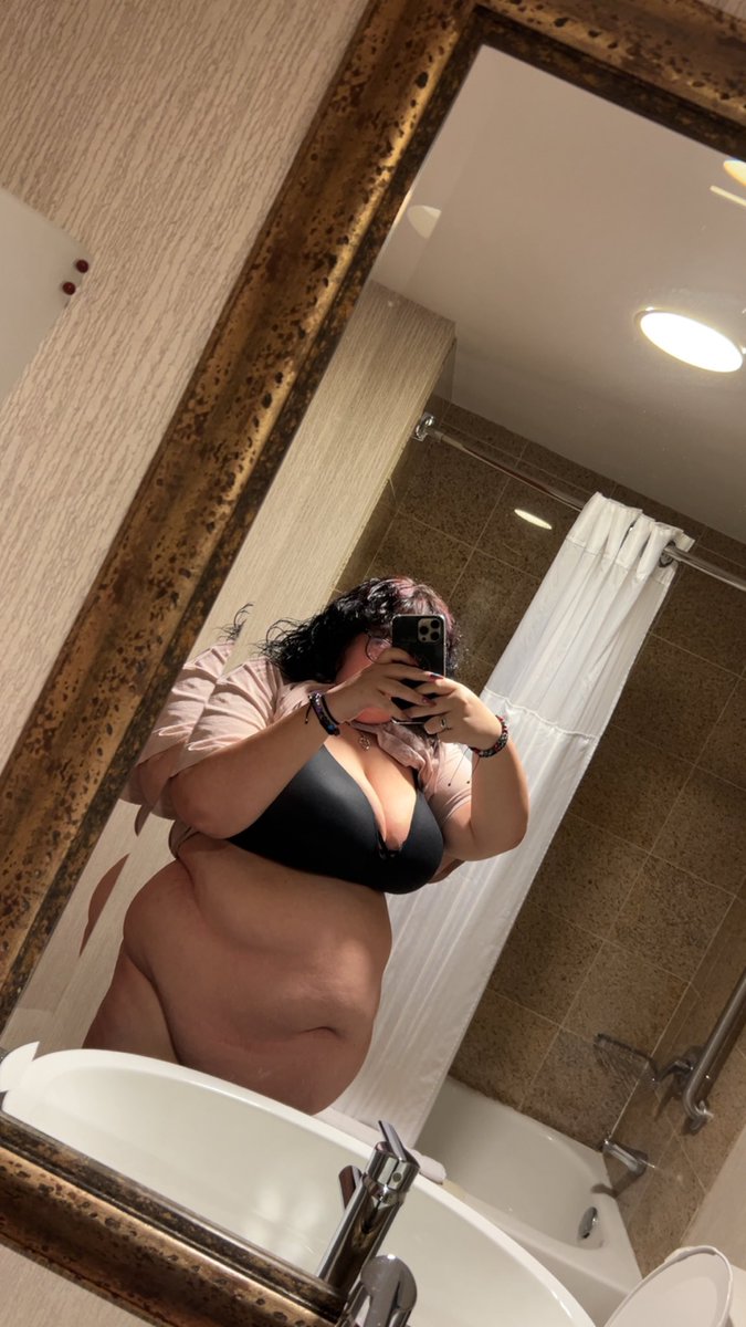 took advantage of the hotel mirror ♡