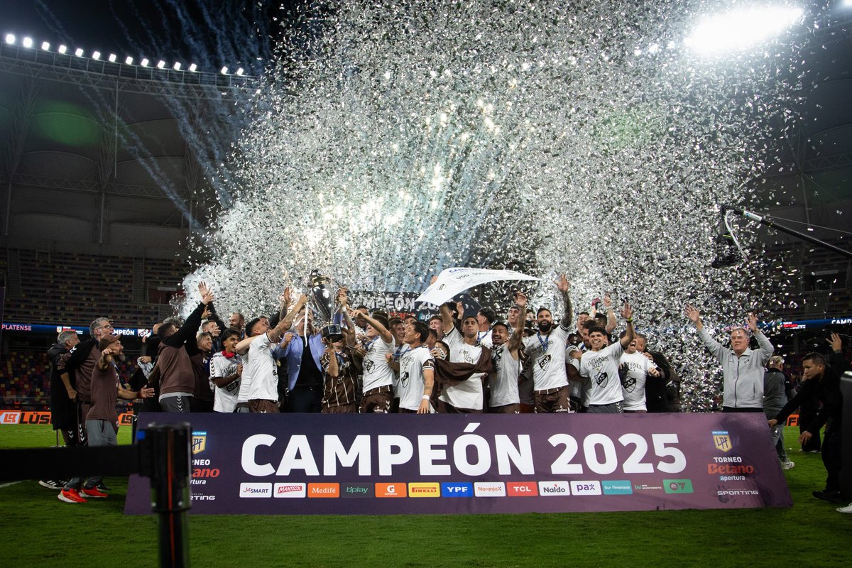 En un mundo globalizado y mercantilizado, ver festejar a un barrio orgulloso de su club es hermoso. Eso representa Platense, incluso para los que no somos hinchas pero tenemos familiares que fueron vitalicios y ya no están. Y que revivió gracias a sus socios. Emocionante.