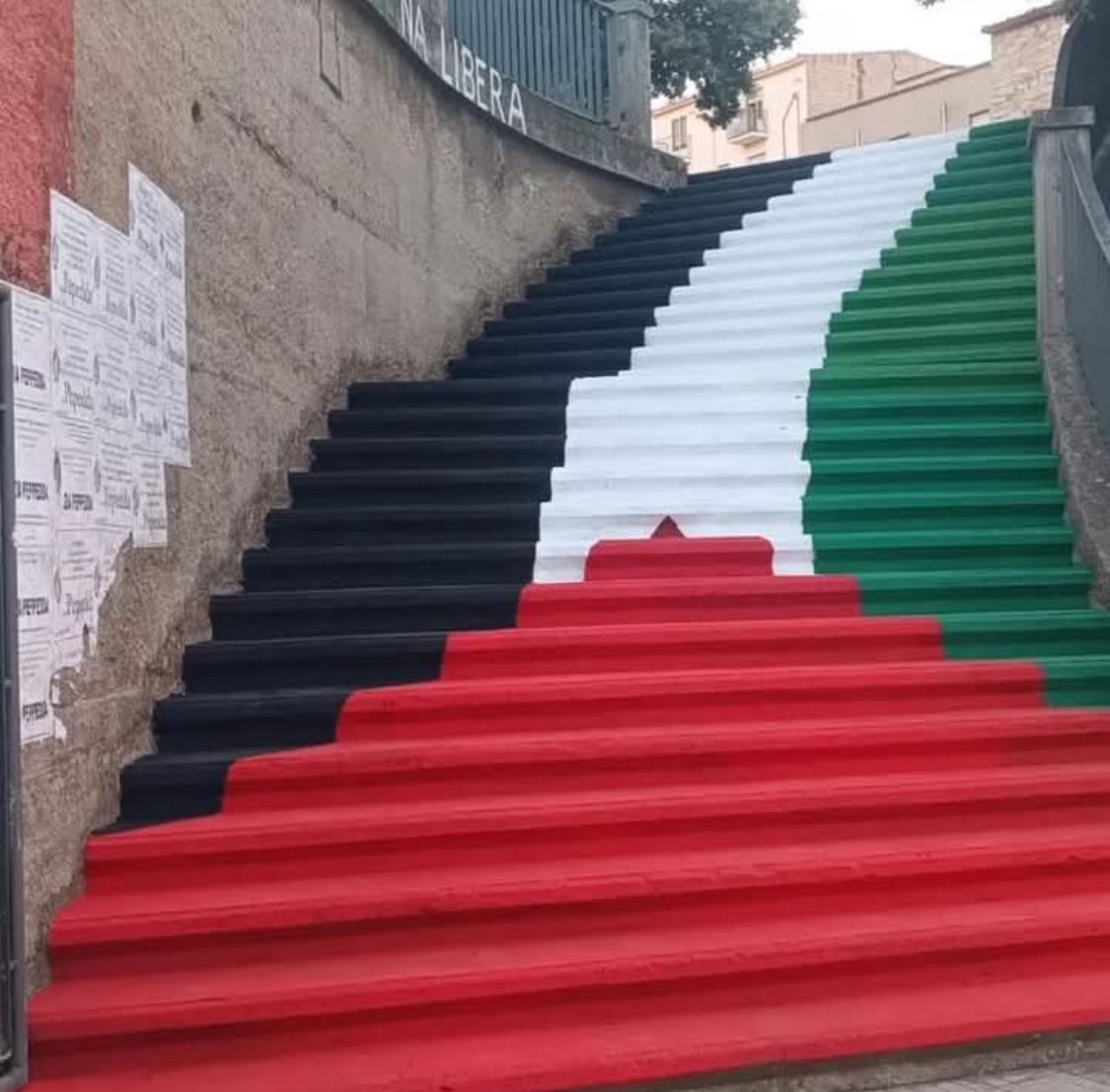 Splendido murale realizzato dalle donne di Orgosolo. Anche la #sardegna sa sempre cosa fare. 

#gaza