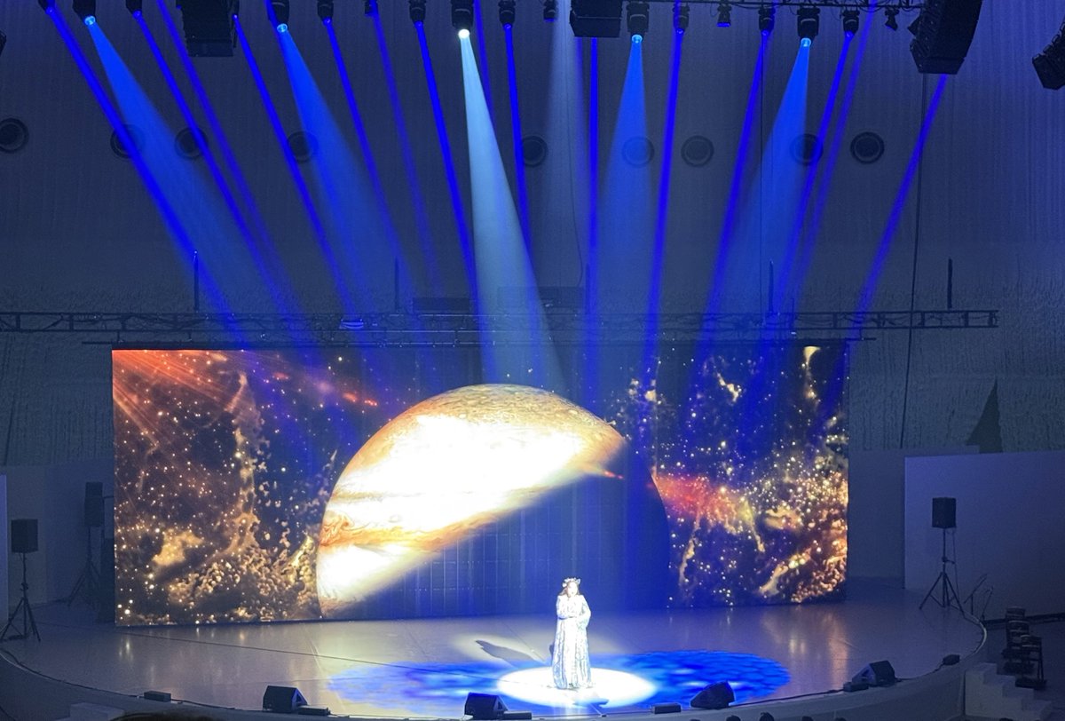 AyakaHirahara1's tweet photo. 歌わせていただきました！

私は、リハーサルと本番
二日間という短い時間の中でしたが
ちゃんとした会話はなくても
みなさんとつながり合いながら
今自分ができることを丁寧に大切に
お届けしました。

みなさんとやり遂げた感がありすぎて
終えた後は、ちょっと泣いちゃいました。

お客様の熱い熱い拍手もありがとう！

ファンクラブで当選されたみなさんも
楽しんでいただけましたか！

明日は、また違う演目で
シャインハットの舞台に立ちます。

引き続き
応援よろしくお願いします！

at 関西万博 EXPO