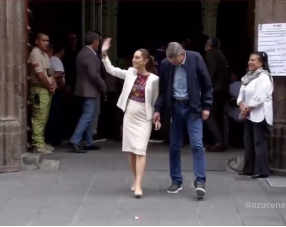 bartije's tweet photo. Aunque la altura le sobra, la presencia le falta.
Camina cabizbajo, incómodo, como siguiendo una ruta marcada.
#LenguajeSinPalabras https://t.co/97YP1DUACV