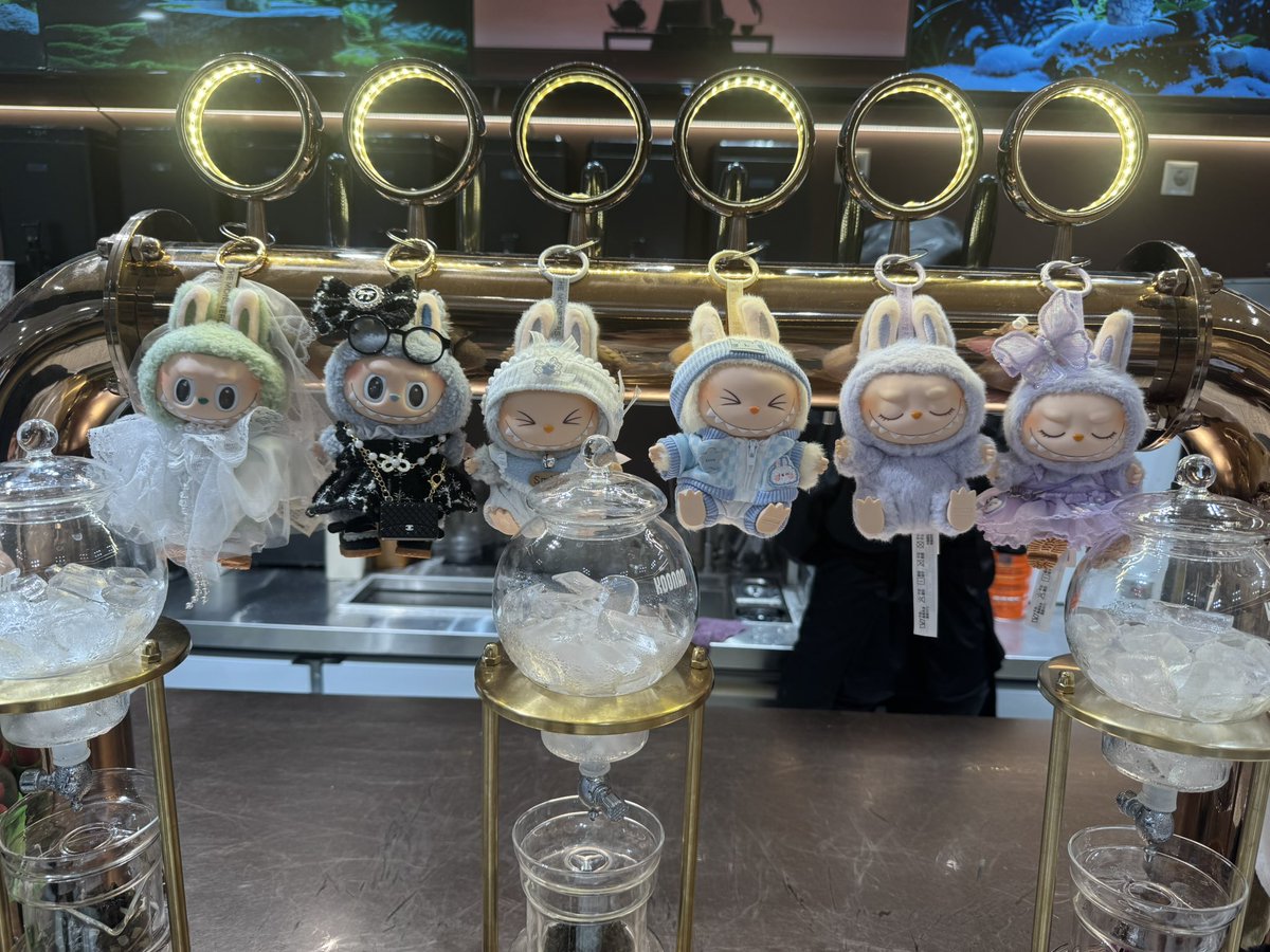 summersama6's tweet photo. 谁家好奶茶店挂一排labubu啊，勾引着我就进来了🥹🥹 https://t.co/mDi7JsihTt