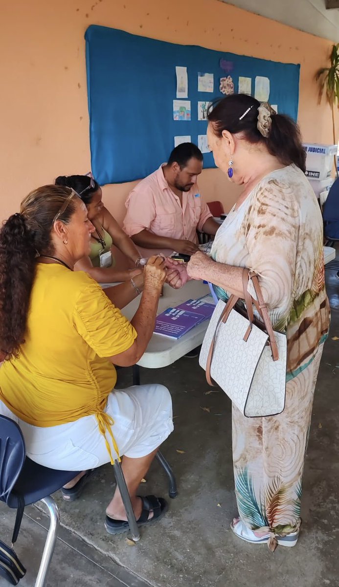 Luciatraswbcs's tweet image. #EleccionesPoderJudicial
#EleccionesJudiciales

🇲🇽 Un día histórico para México.

Ejercí mi derecho al voto en esta gran jornada electoral en donde democráticamente elegimos a las y los integrantes del #PoderJudicial.

¡Que viva la democracia!